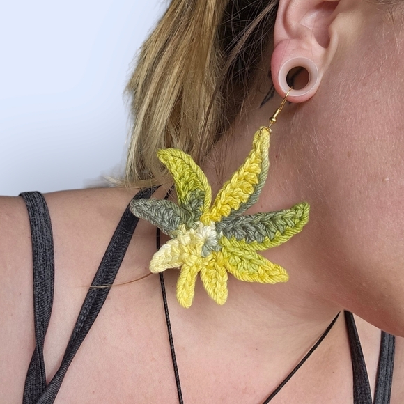 Mary Jane - Maple Leaf - Reefer - Pot - Handmade earrings - Picture 3 of 16